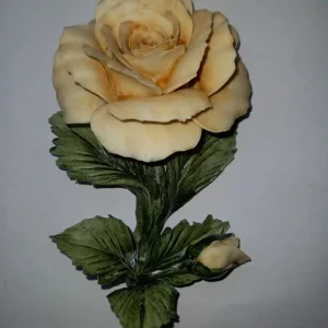 Rosa con bocciolo in ceramica dipinta a mano color paglino in porcellana di Capodimonte